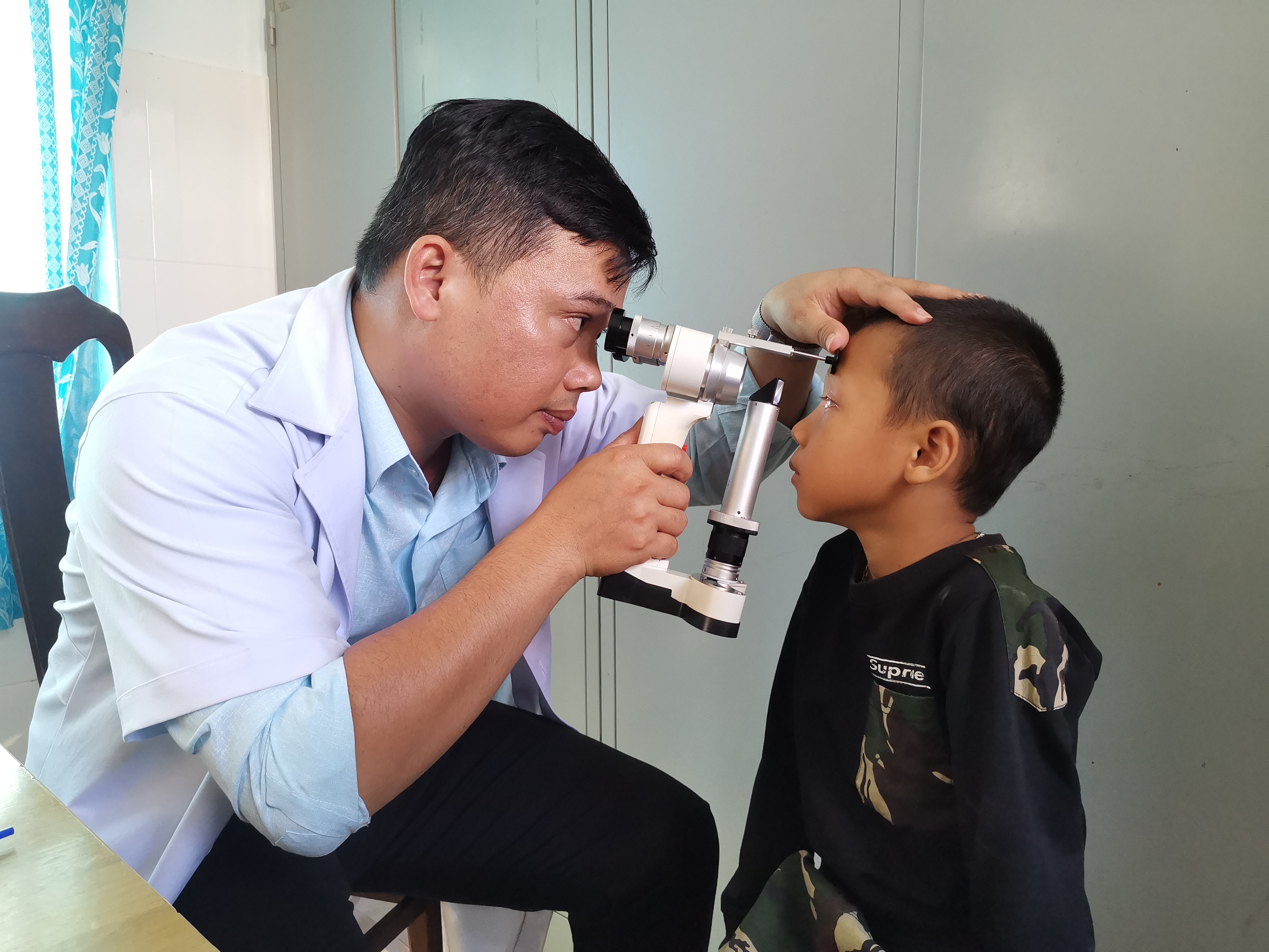 Bệnh viện mắt Tây Nguyên khám mắt miễn phí cho thiếu nhi huyện M’Đrắk