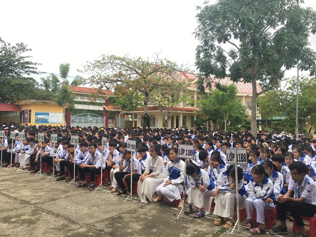 Hơn 1.300 học sinh Trường THPT Nguyễn Tất Thành tuyên truyền về Luật an toàn giao thông