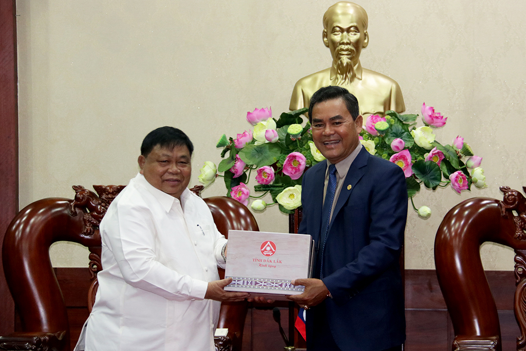 Phó Bí thư Tỉnh ủy, Chủ tịch HĐND tỉnh Y Biêr Niê tiếp đoàn công tác của tỉnh Sê Kông