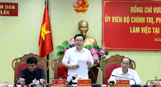 Deputy PM Vuong Dinh Hue works with Dak Lak PPC