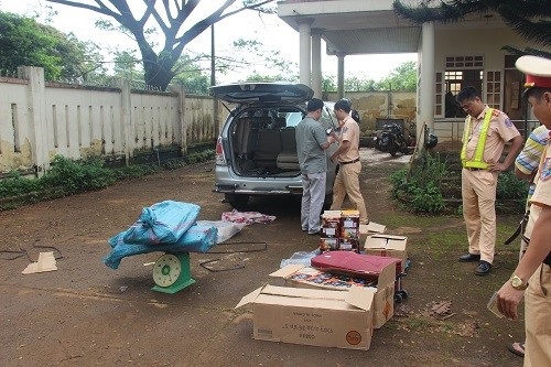 Bắt giữ đối tượng vận chuyển 202 kg pháo lậu đi tiêu thụ