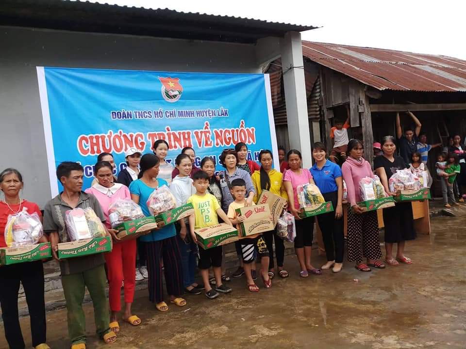 Tặng 100 suất quà cho người dân nghèo huyện Lắk