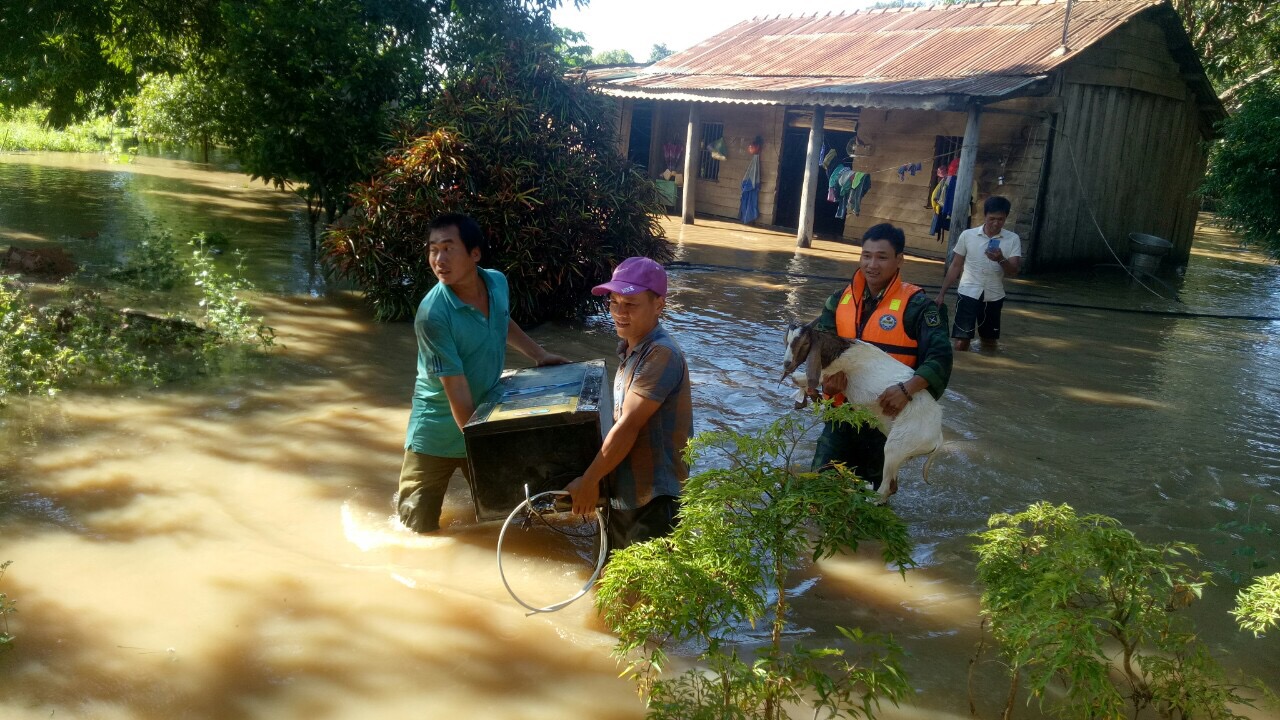 Đồn Biên phòng Cửa khẩu Đắk Ruê triển khai lực lượng giúp dân bị ngập lụt