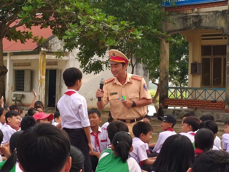 Tuyên truyền Luật Giao thông đường bộ cho học sinh