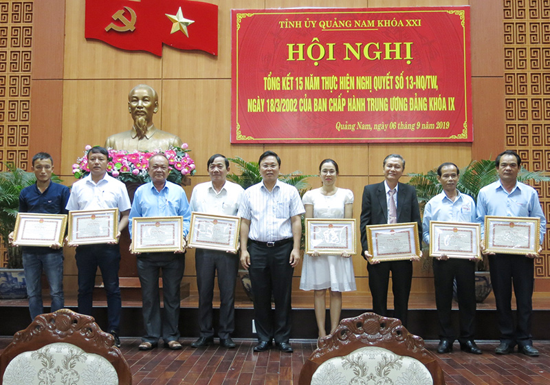 Giao tham mưu khen thưởng tổng kết 15 năm thực hiện Nghị quyết số 13-NQ/TW về tiếp tục đổi mới, phát triển và nâng cao hiệu qủa kinh tế tập thể.