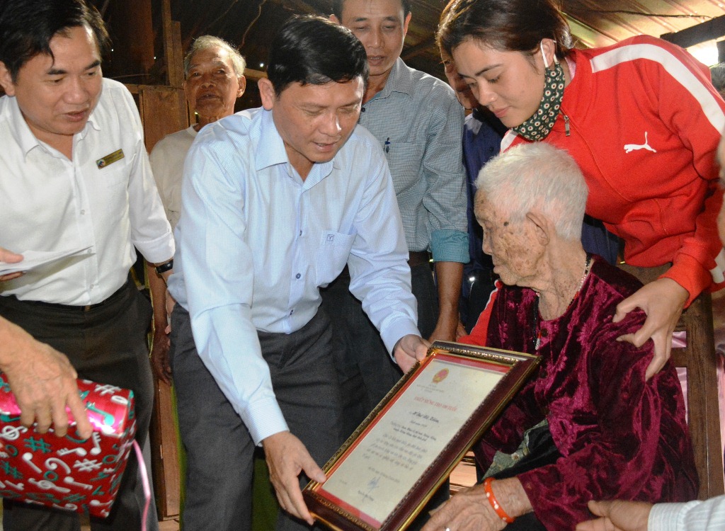 Lãnh đạo tỉnh thăm, tặng quà và chúc thọ người cao tuổi