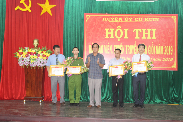 Huyện ủy Cư Kuin tổ chức hội thi báo cáo viên , tuyên truyền viên giỏi năm 2019.