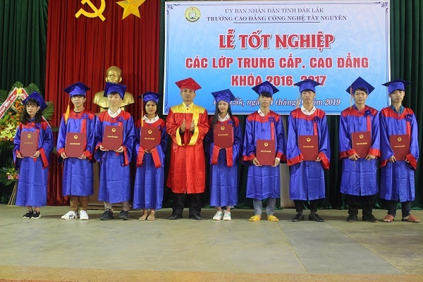 Trường Cao đẳng Công nghệ Tây Nguyên: Lễ Tốt nghiệp và Tư vấn, giới thiệu việc làm cho HSSV hệ Trung cấp và Cao đẳng Khóa 16, 17