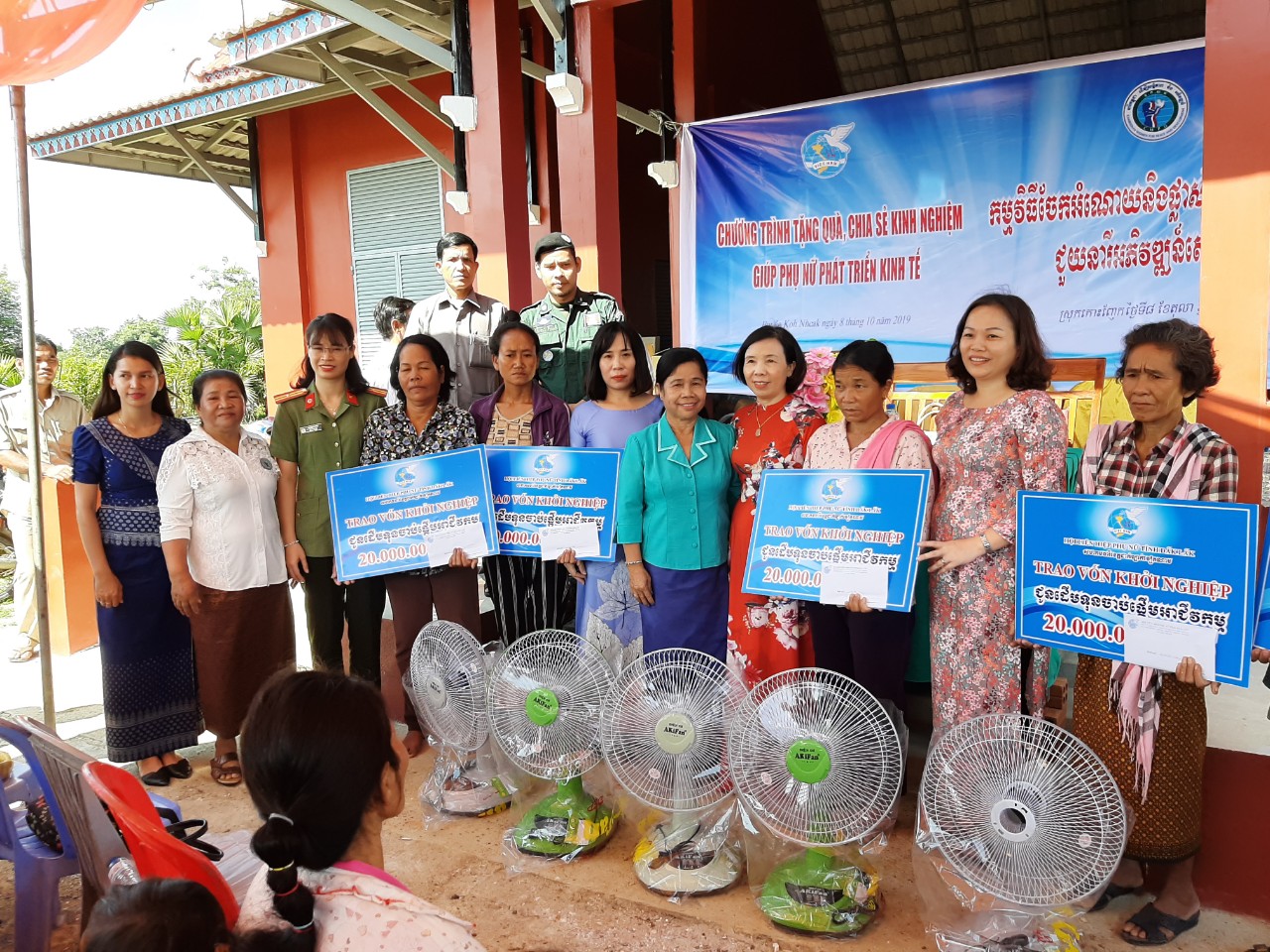 Hội LHPN tỉnh tặng quà, chia sẻ kinh nghiệm phát triển kinh tế tại huyện Koh Nhec, tỉnh Mondulkiri