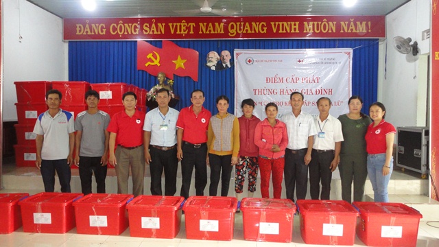 Cấp phát 100 thùng hàng gia đình cho người dân xã Ea Wer – huyện Buôn Đôn