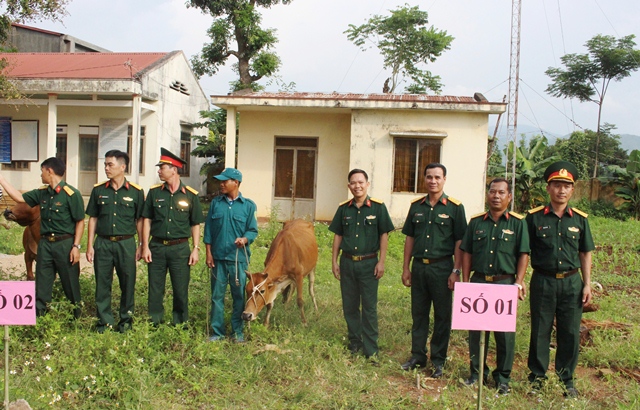 Trao bò giống tặng 2 gia đình khó khăn ở xã Đắk Phơi, huyện Lắk