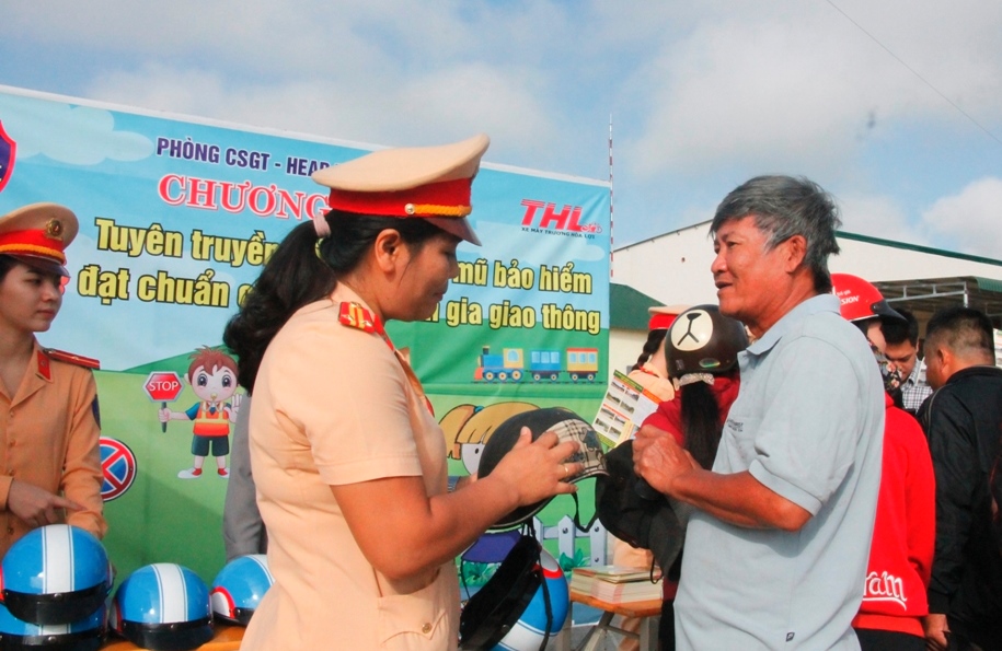 Tặng mũ bảo hiểm cho người dân tham gia giao thông dọc Quốc lộ 27