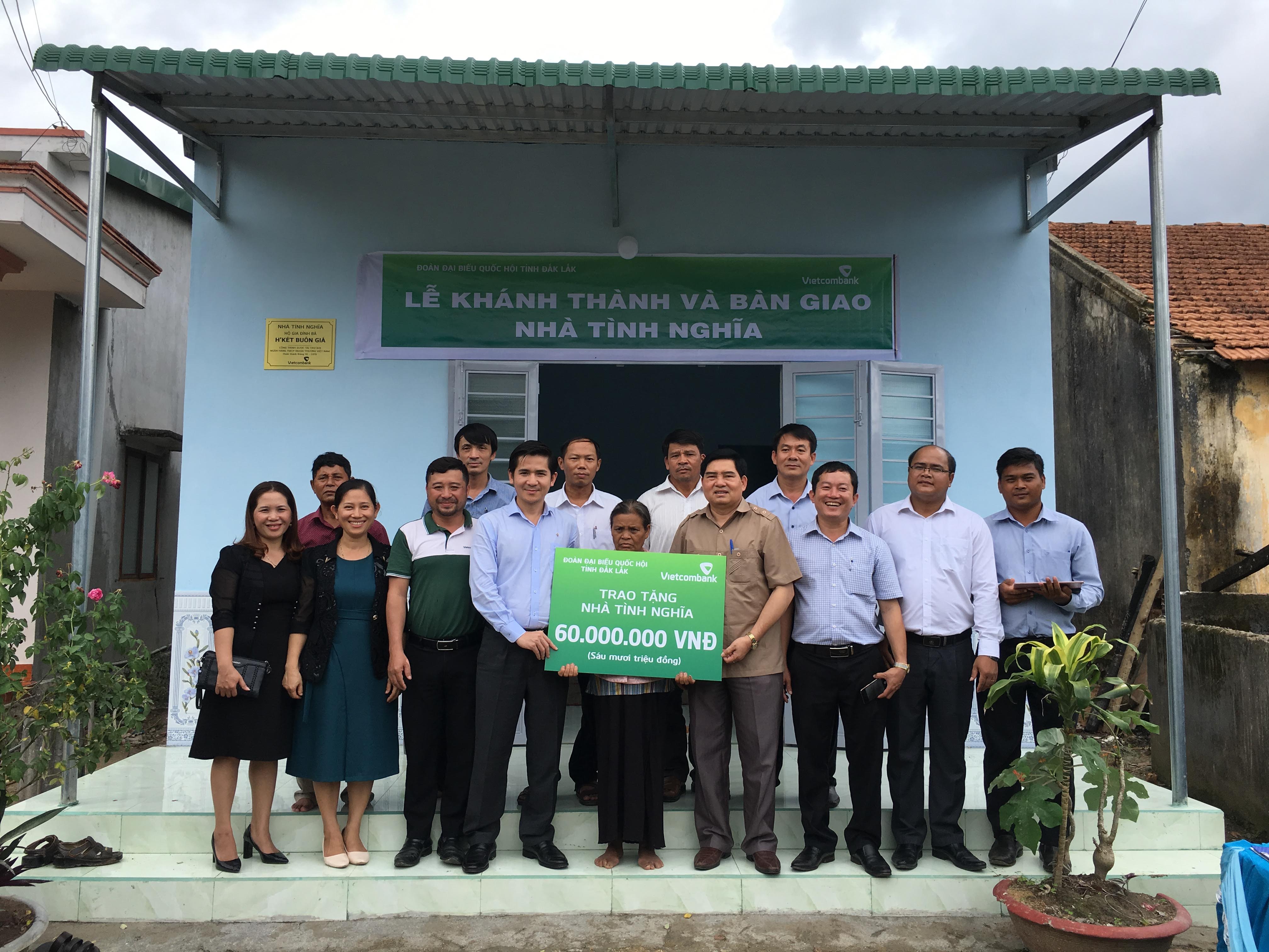 Bàn giao nhà tình nghĩa cho hộ nghèo tại huyện M'Drắk