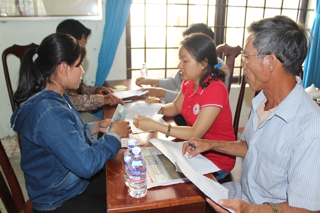 Cấp phát 600 triệu đồng cho người dân xã Ea Wer, huyện Buôn Đôn