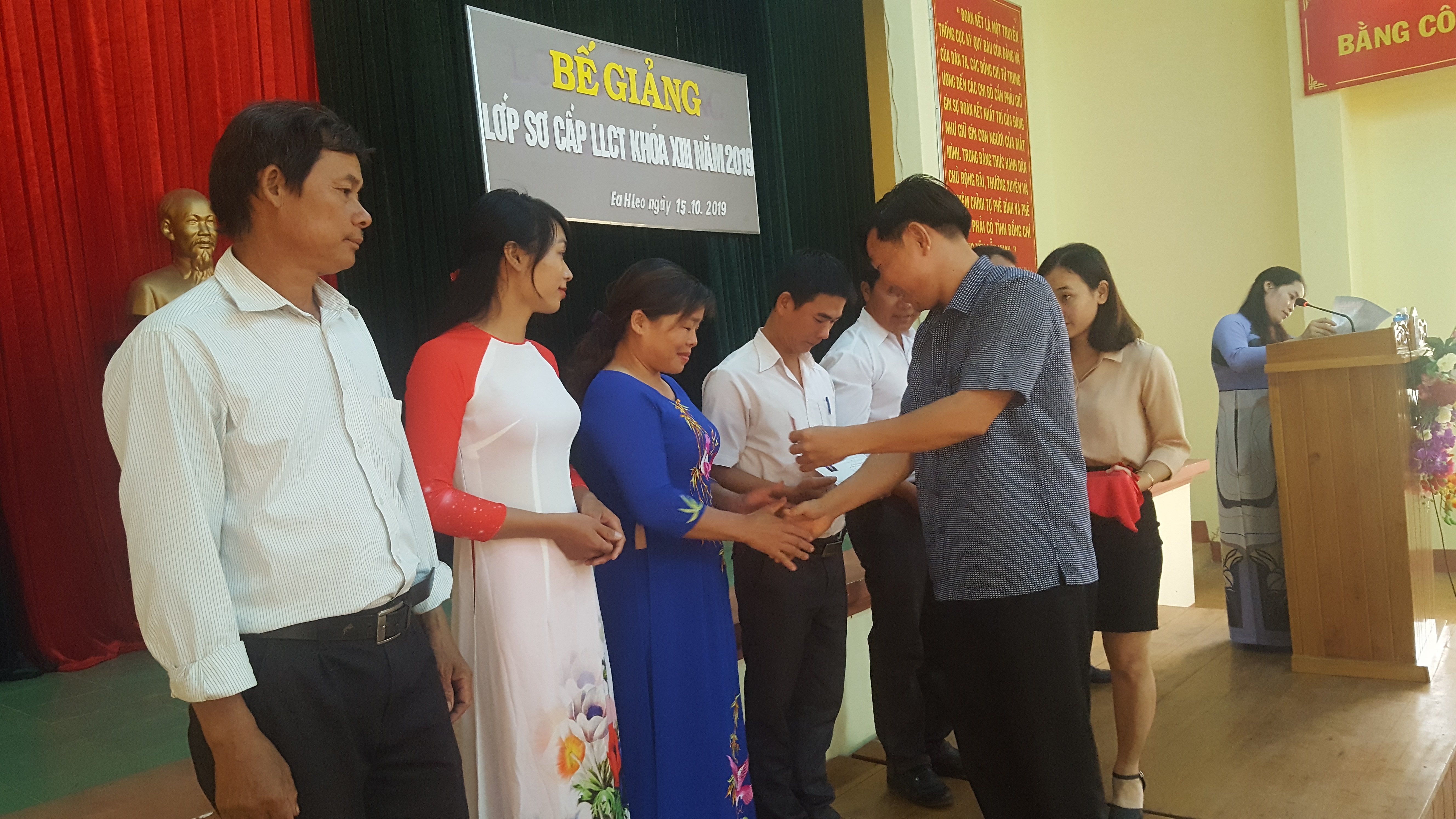 Huyện Ea H'Leo: Bế giảng lớp sơ cấp lý luận chính trị khoá XIII năm 2019