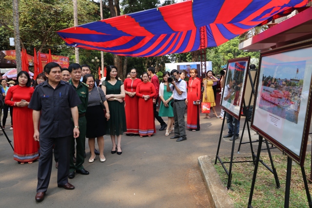 Tổ chức Triển lãm “Lịch sử hình thành và phát triển tỉnh Đắk Lắk qua tài liệu lưu trữ” tại thành phố Buôn Ma Thuột
