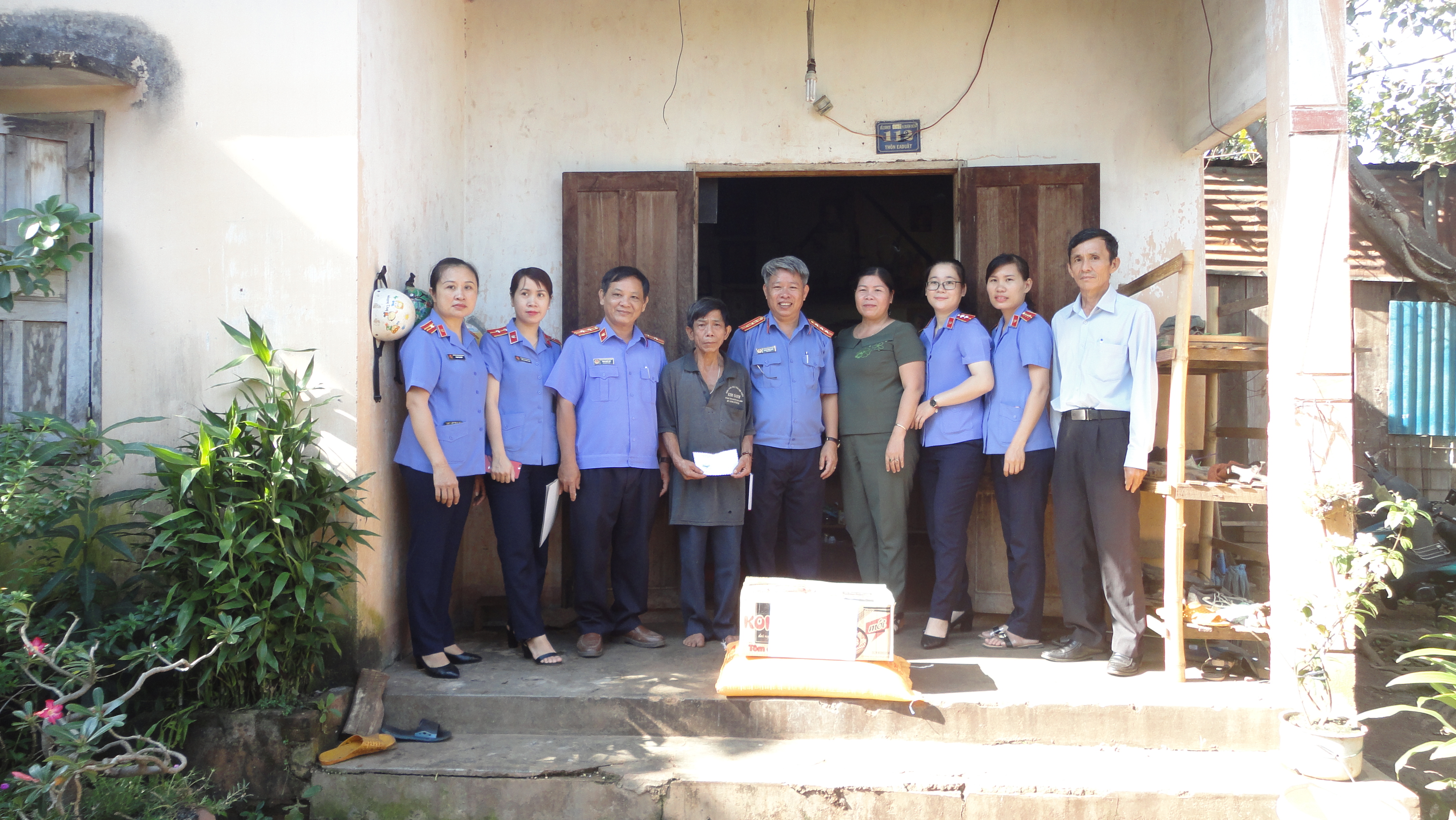 Viện kiểm sát nhân dân huyện Buôn Đôn tặng quà cho hộ gia đình xã Ea Wer