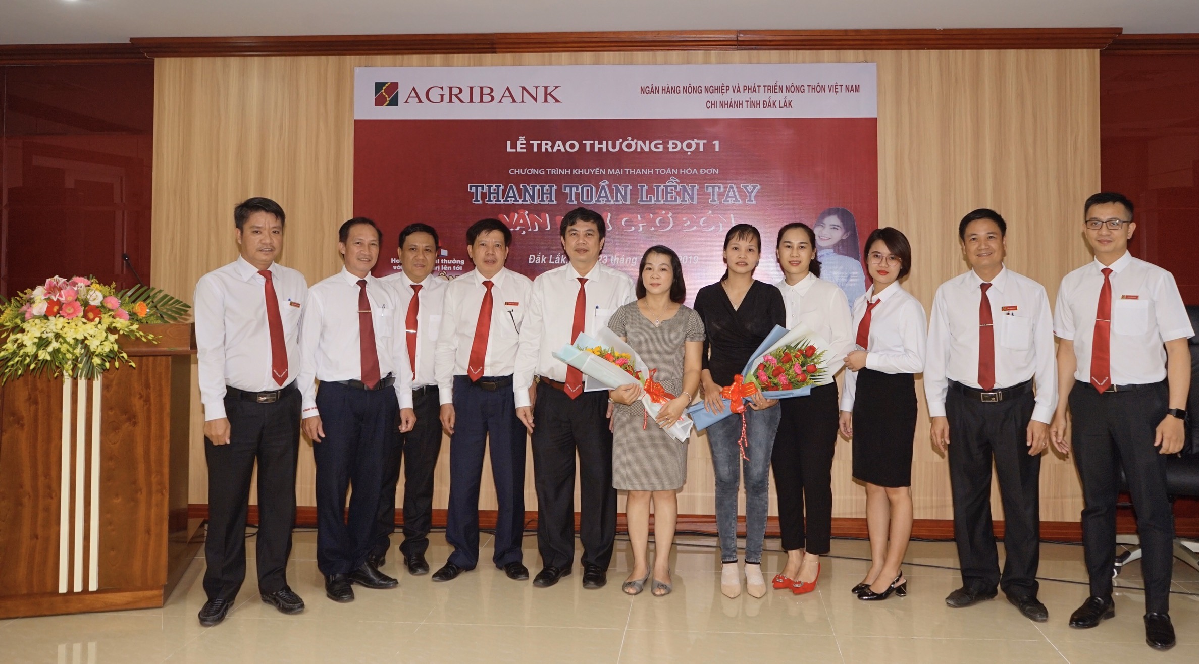 Agribank Đắk Lắk trao thưởng chương trình khuyến mại “Thanh toán liền tay – vận may chờ đón”.