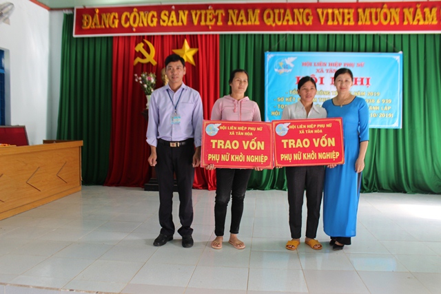 Hội phụ nữ xã Tân Hòa, huyện Buôn Đôn đập heo đất và trao vốn khởi nghiệp