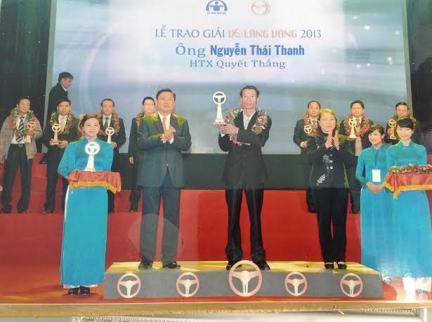 UB ATGT Quốc gia trao giải thưởng 