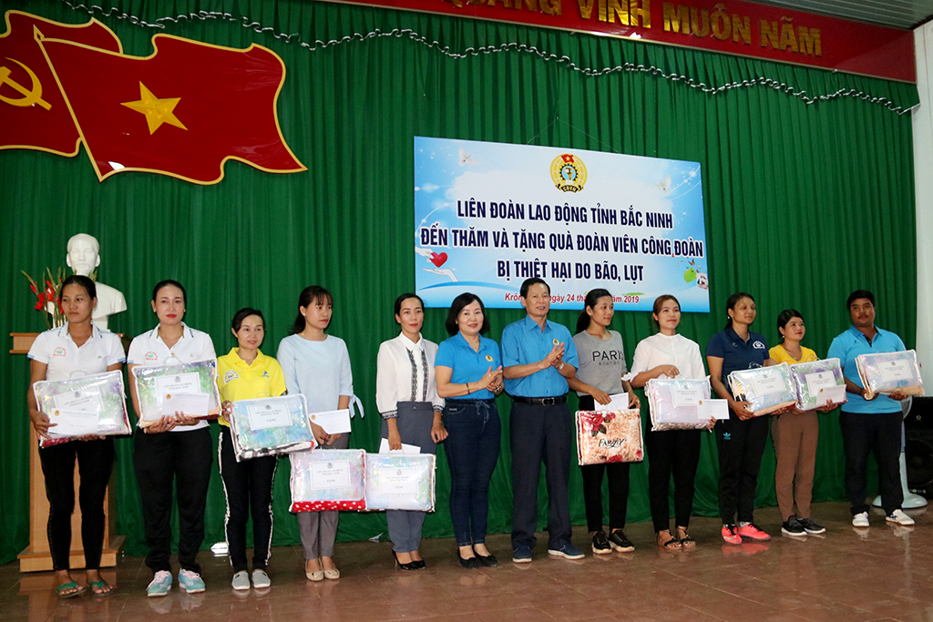 Tặng 80 suất quà cho công đoàn viên bị ảnh hưởng bởi thiên tai tại huyện Krông Ana