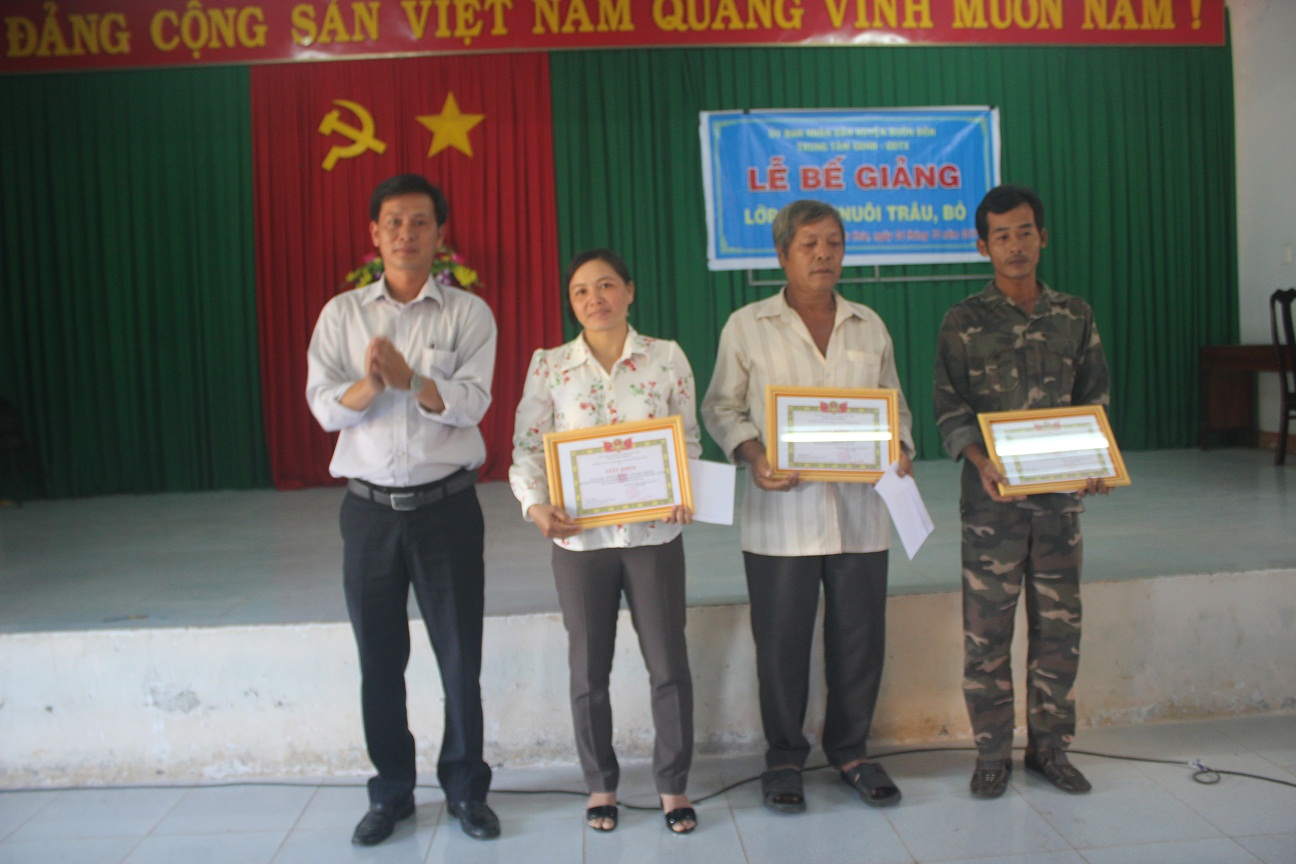 Huyện Buôn Đôn: Bế giảng lớp dạy nghề chăn nuôi trâu bò tại xã Cuôr Knia