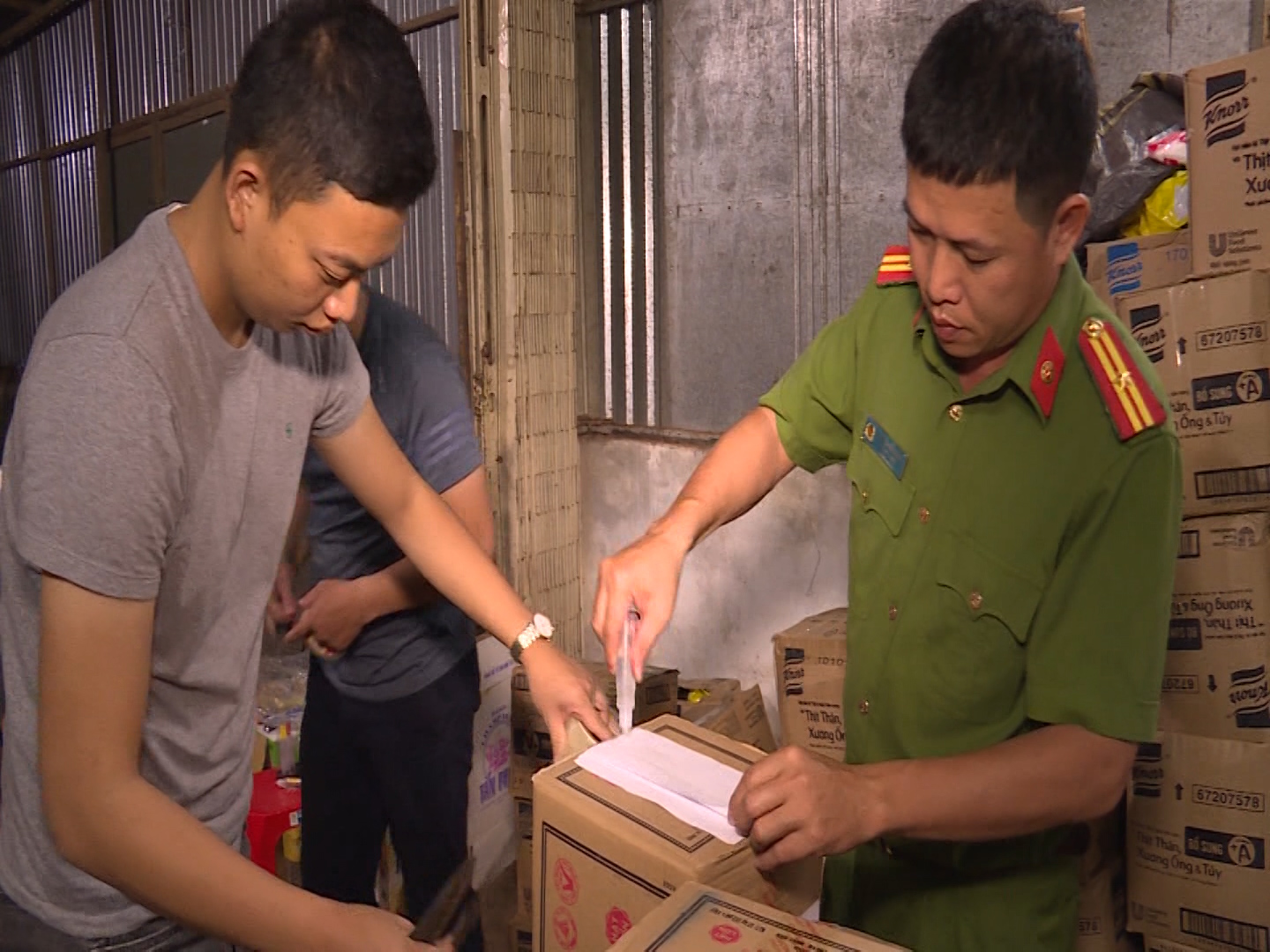 Khởi tố, bắt tạm giam đối tượng bán hơn 11 tấn hạt nêm và bột ngọt giả