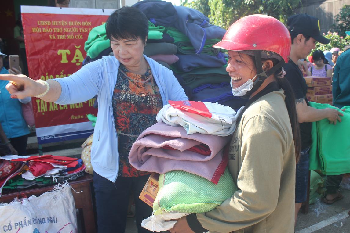 Tặng 100 phần quà cho người dân xã Ea Wer