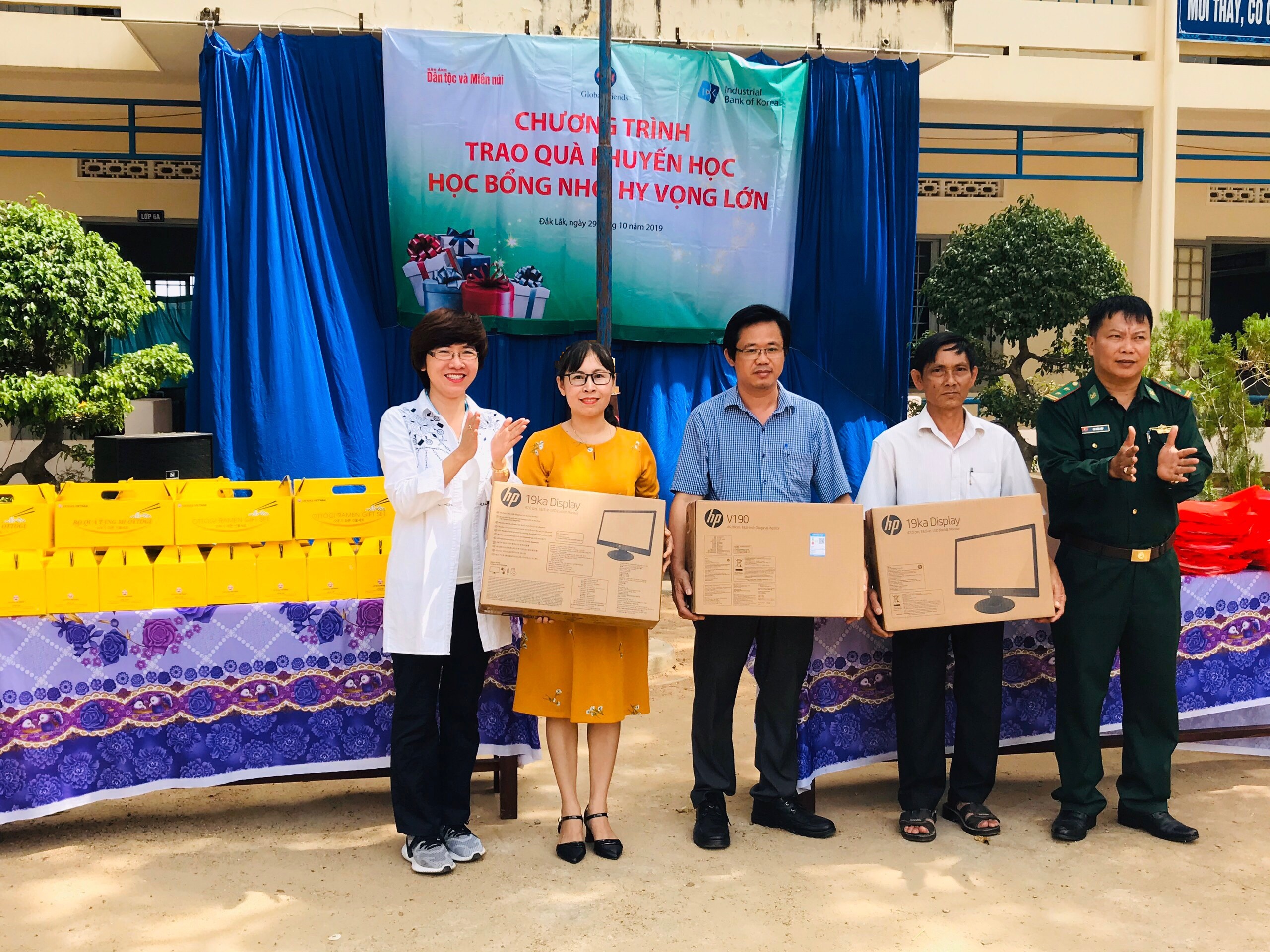 Trao học bổng và hơn 700 suất quà cho các em học sinh và thầy cô giáo vùng biên giới