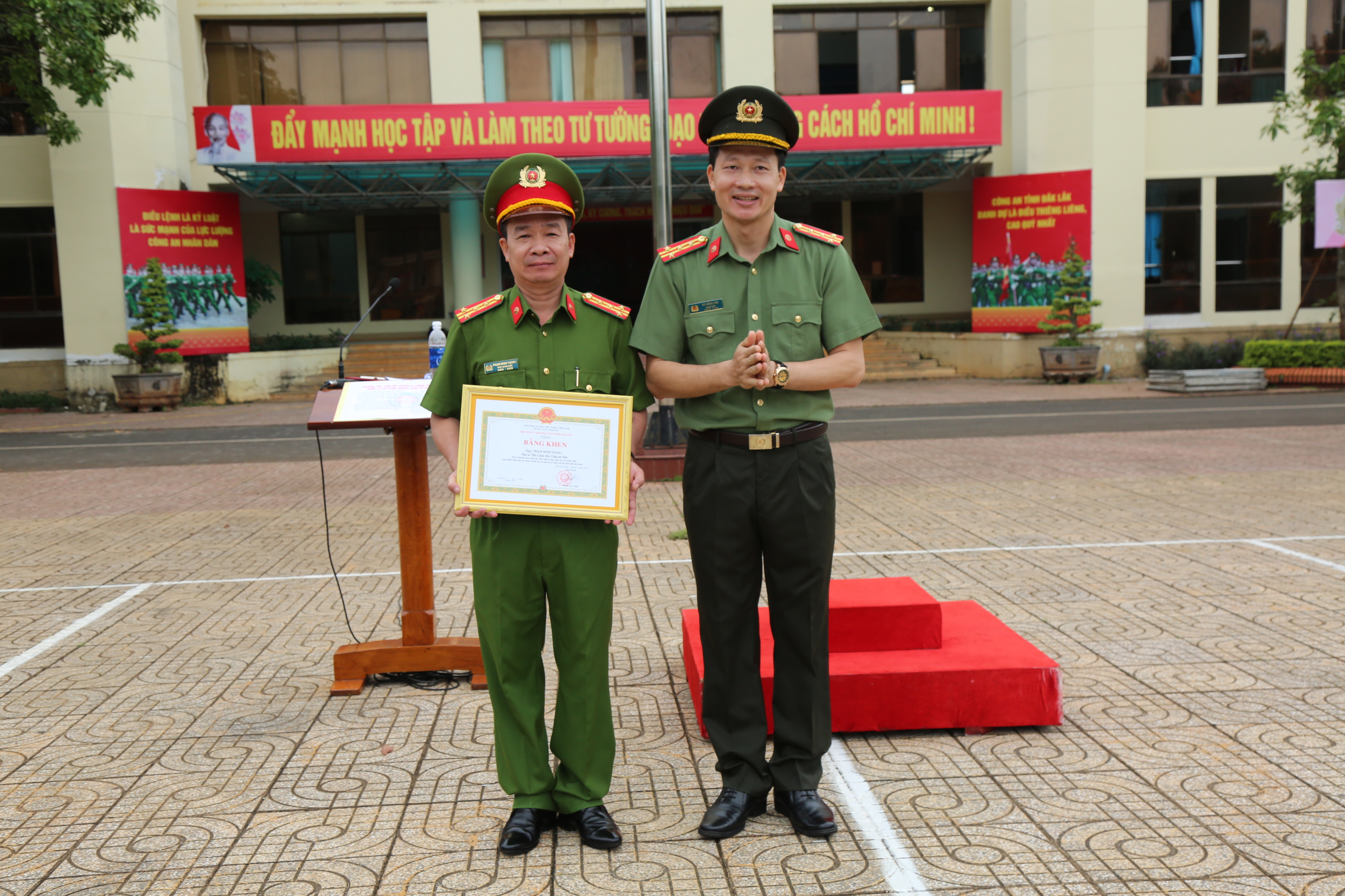 Bí thư Tỉnh ủy và UBND tỉnh khen thưởng cho những chiến công của Công an tỉnh