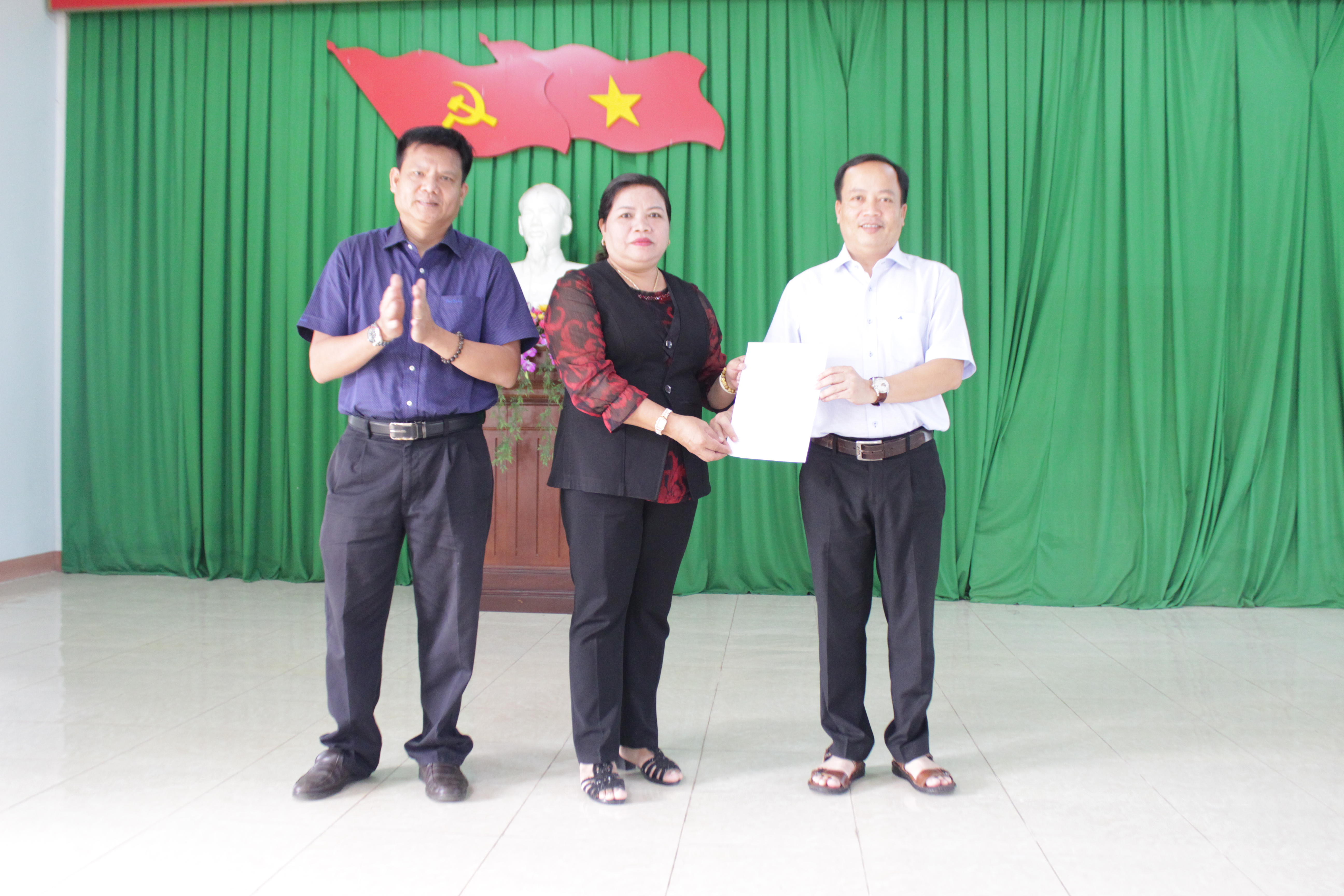 Buôn Đôn sáp nhập Ban Dân vận huyện ủy với UBMTTQ VN huyện