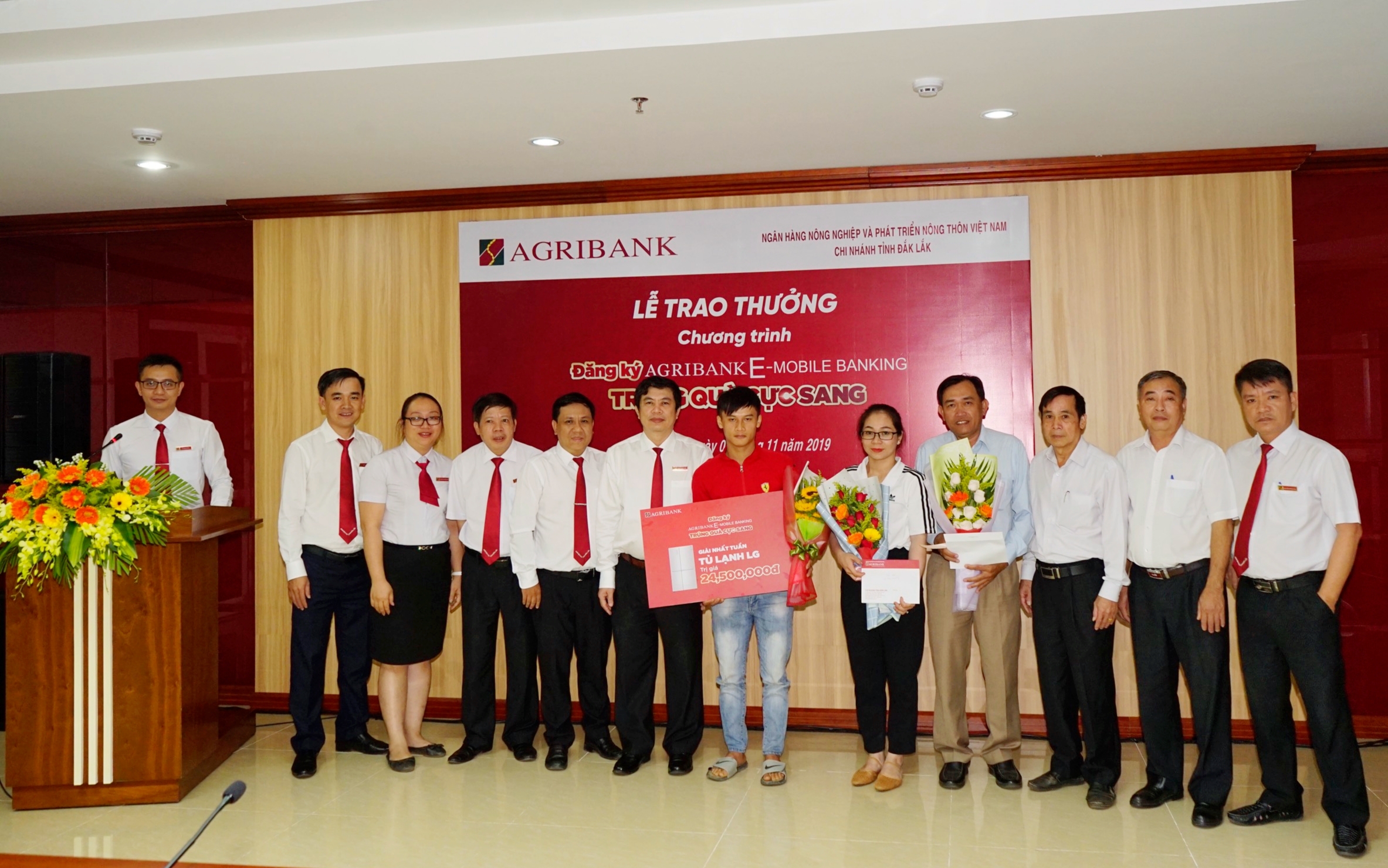 Agribank Đắk Lắk: Tổ chức Lễ trao giải Nhất cho khách hàng trúng thưởng trong chương trình khuyến mại “Đăng ký Agribank E -MobileBanking, trúng quà cực sang”.