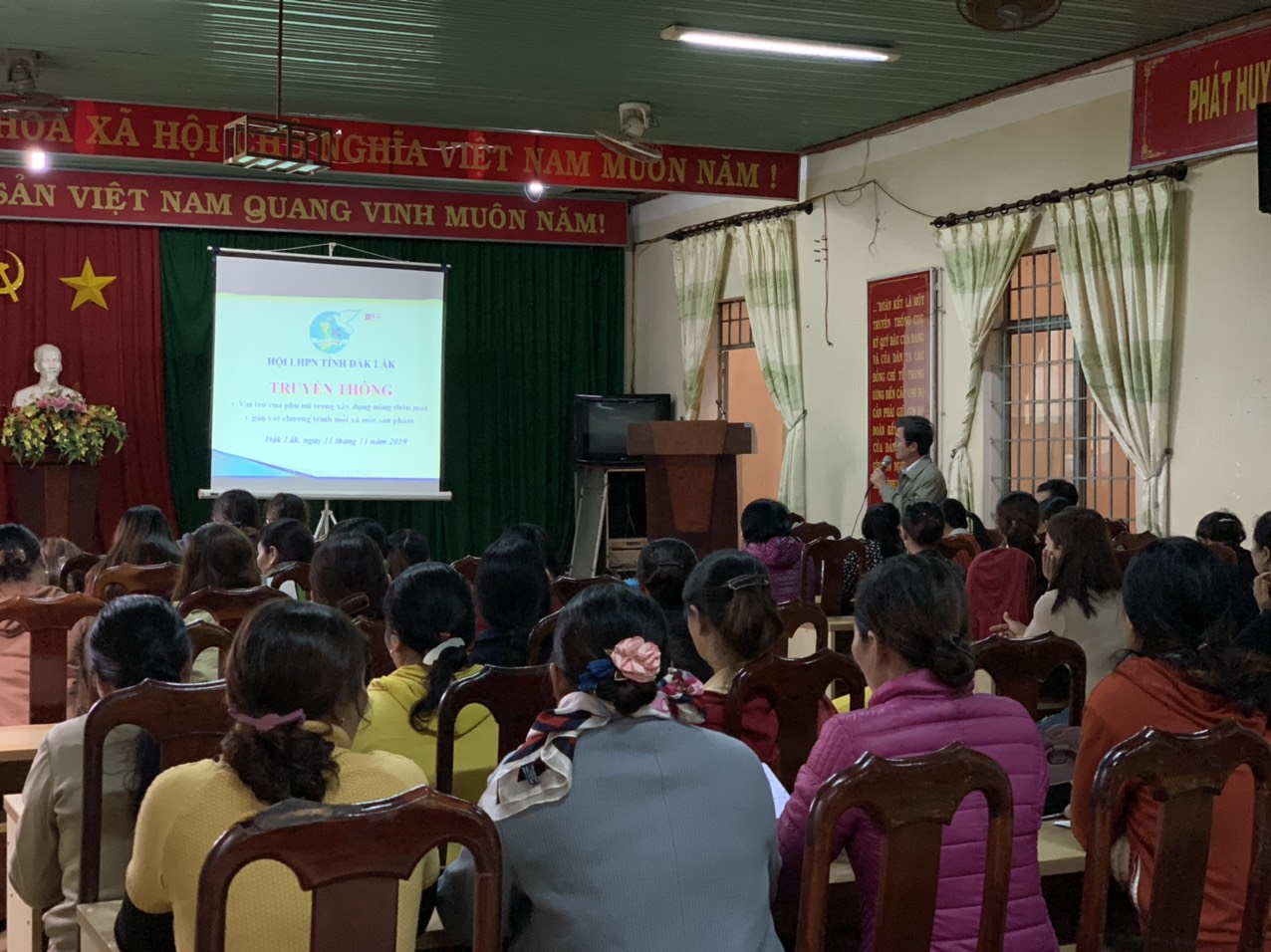 Hội LHPN tỉnh Đắk Lắk tổ chức truyền thông vai trò của phụ nữ trong thực hiện chương trình OCOP và thực hiện an toàn giao thông