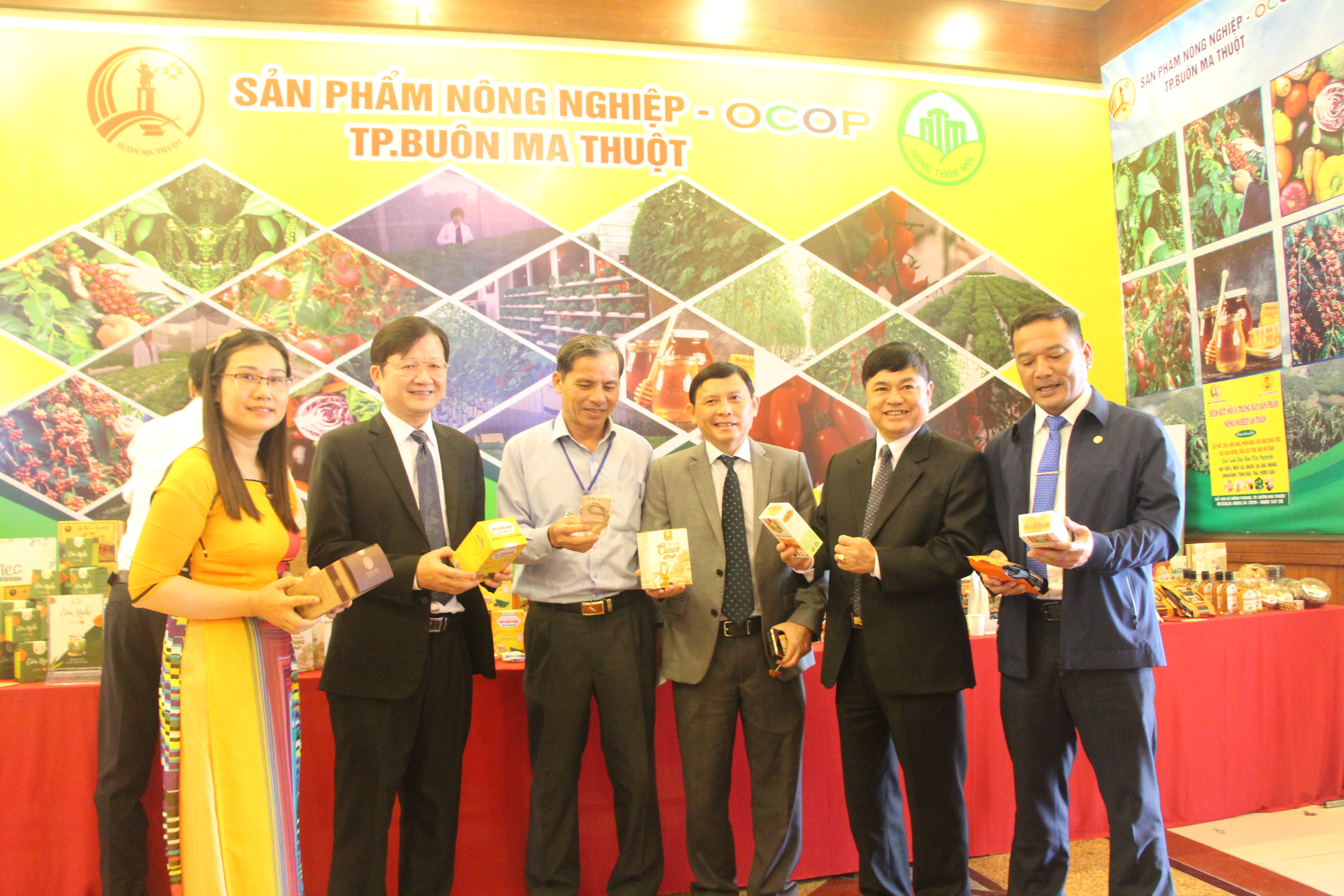 Trưng bày sản phẩm nông nghiệp an toàn tại Hội chợ nông nghiệp và sản phẩm OCOP khu vực Tây Nguyên