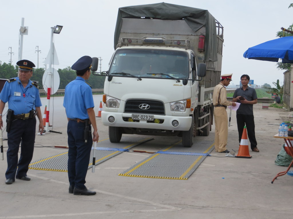 Tổng cục Đường bộ Việt Nam yêu cầu các địa phương kiểm tra tình trạng xe chở quá tải, gây mất an toàn giao thông