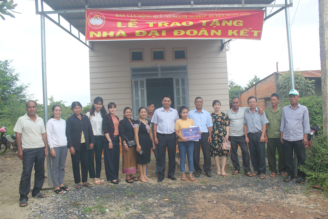 Huyện Buôn Đôn bàn giao nhà Đại đoàn kết cho hộ nghèo