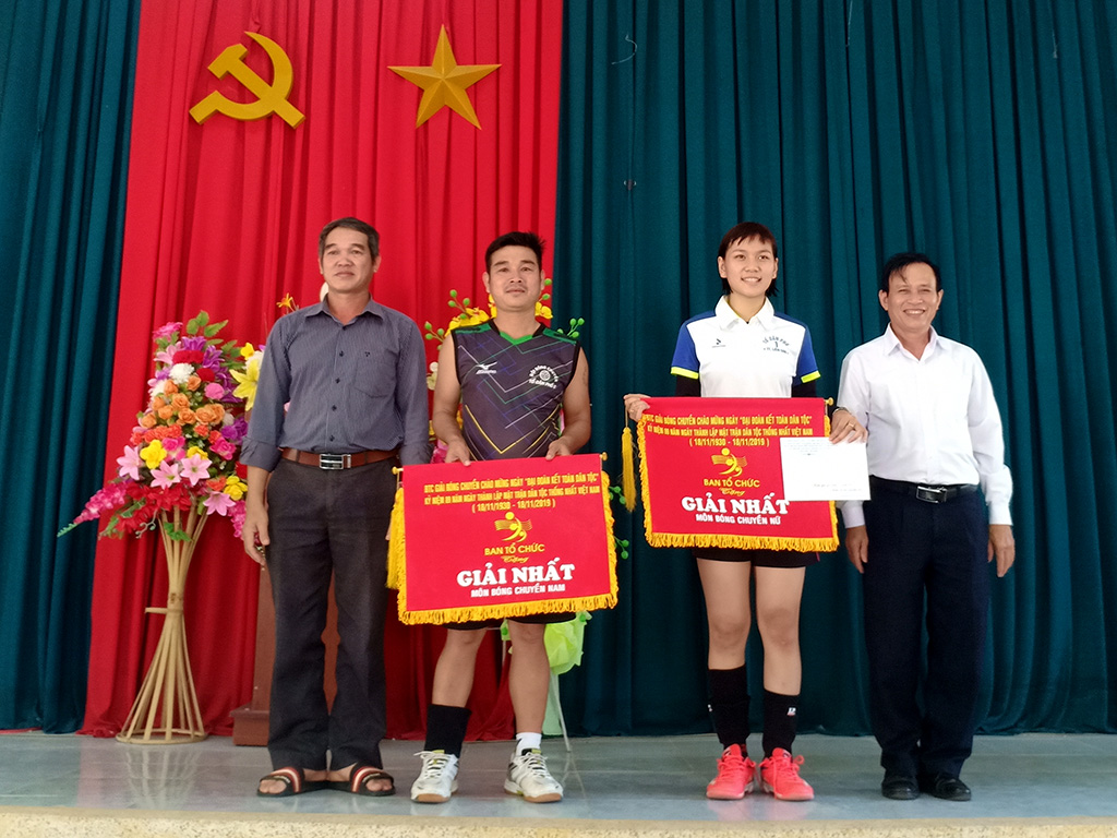 Sôi nổi giải bóng chuyền chào mừng Ngày hội Đại đoàn kết toàn dân tộc