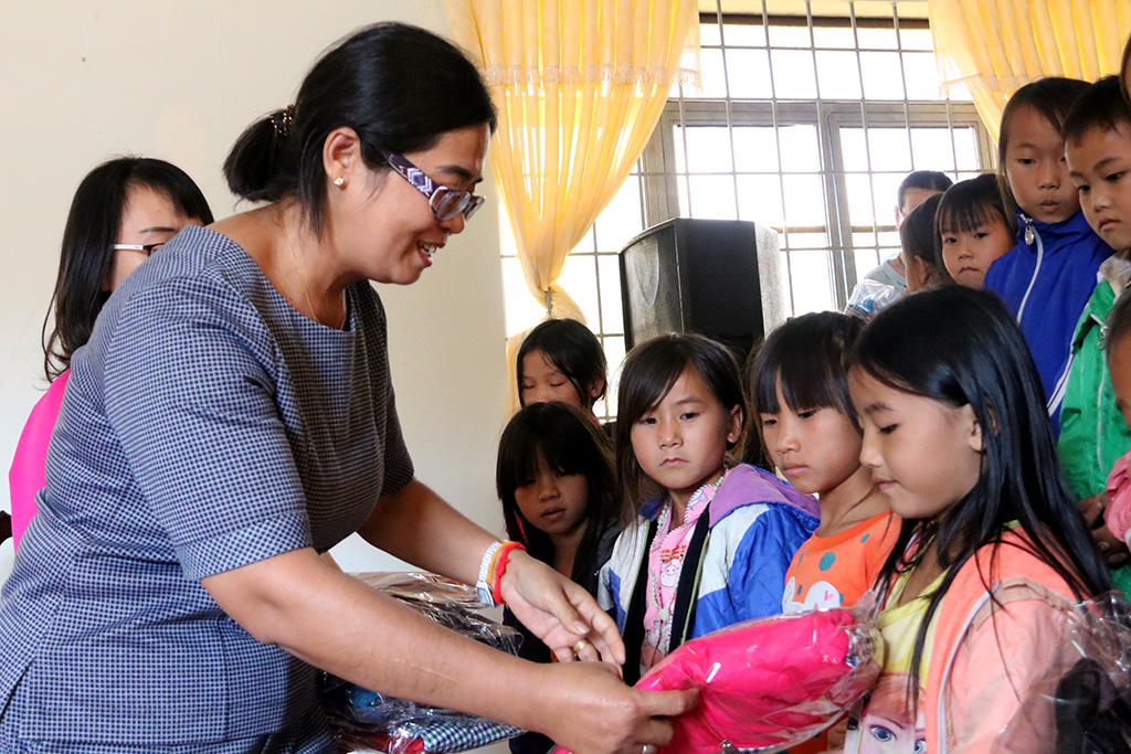 Tặng 120 áo ấm mùa đông cho học sinh nghèo xã Dăh, huyện Krông Năng.