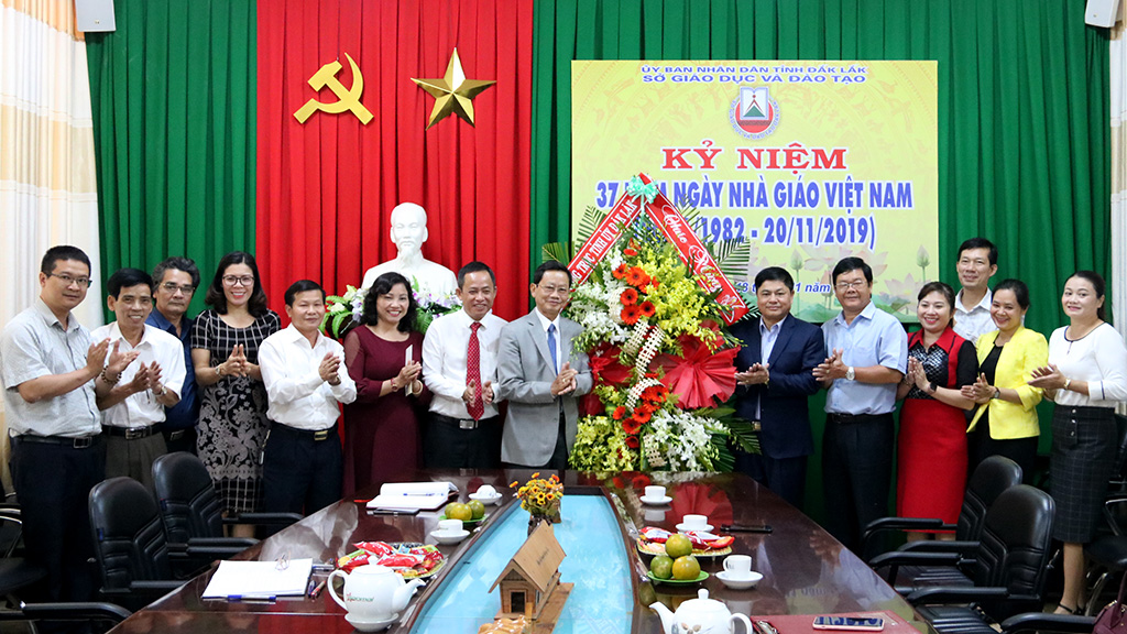 Thường trực Tỉnh ủy thăm và chúc mừng các đơn vị giáo dục nhân kỷ niệm Ngày Nhà giáo Việt Nam