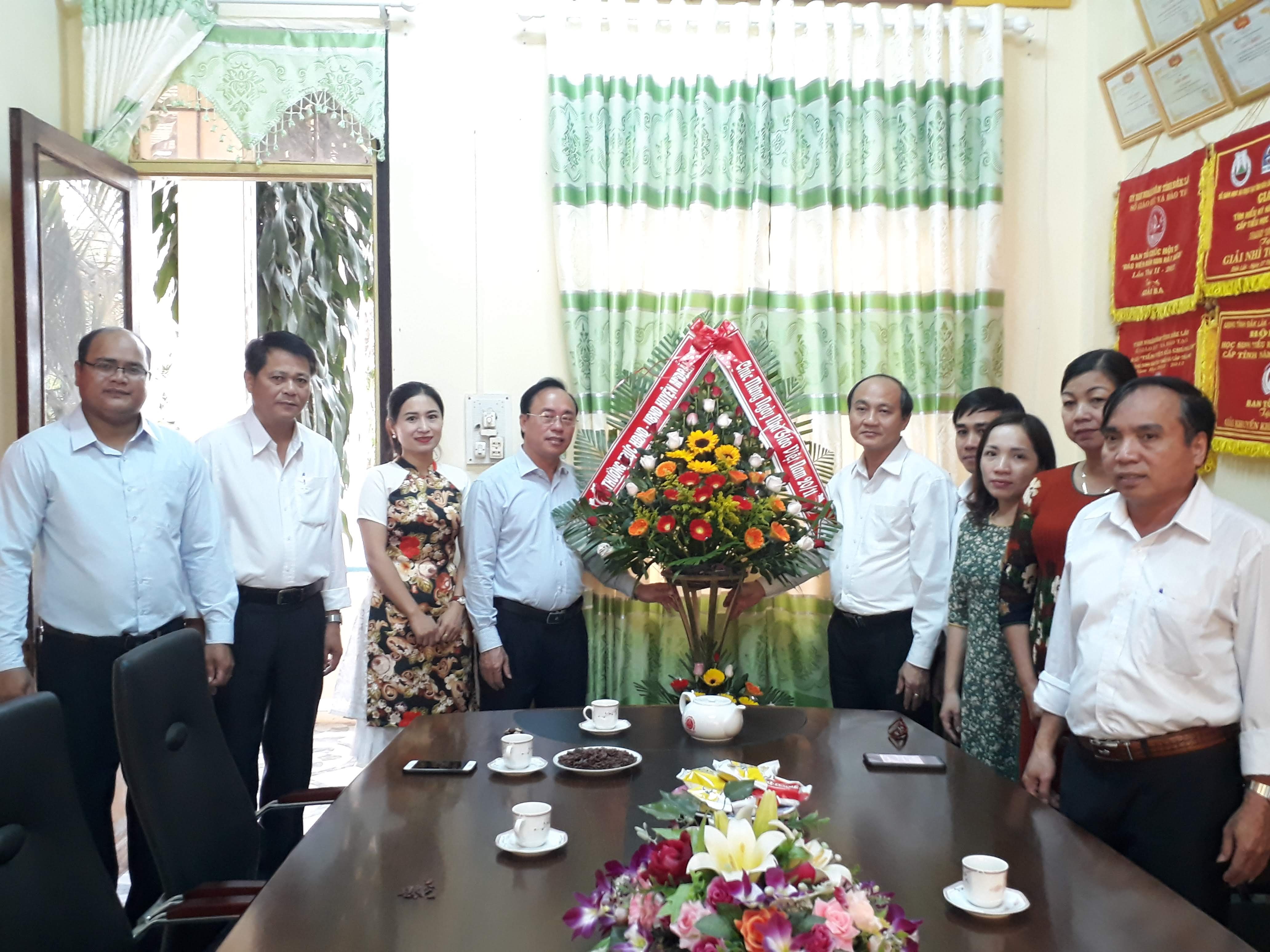 Các đồng chí lãnh đạo huyện M’Đrắk thăm, chúc mừng nhân ngày Nhà giáo Việt Nam 20/11