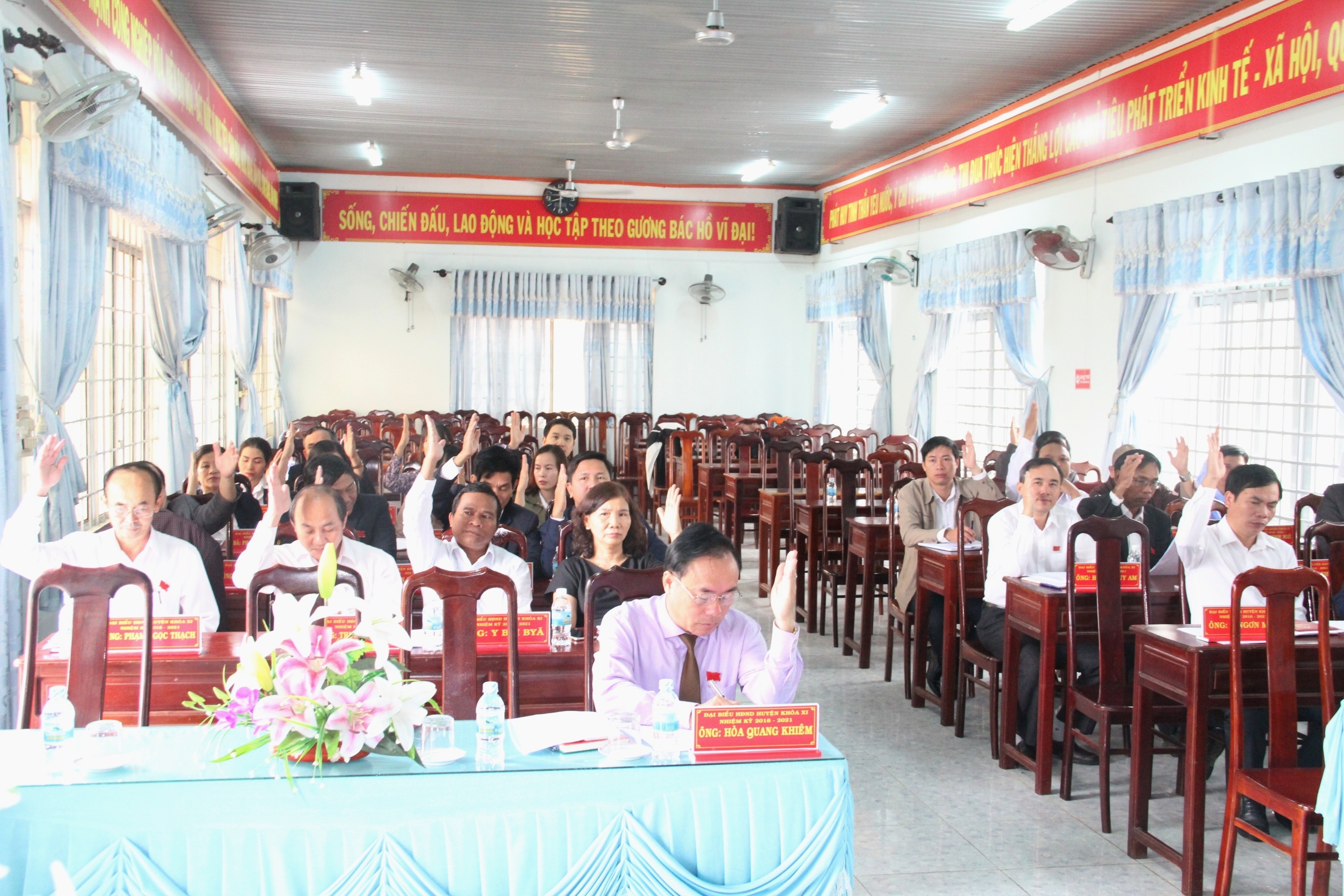 Kỳ họp bất thường HĐND huyện M’Đrắk khóa 11