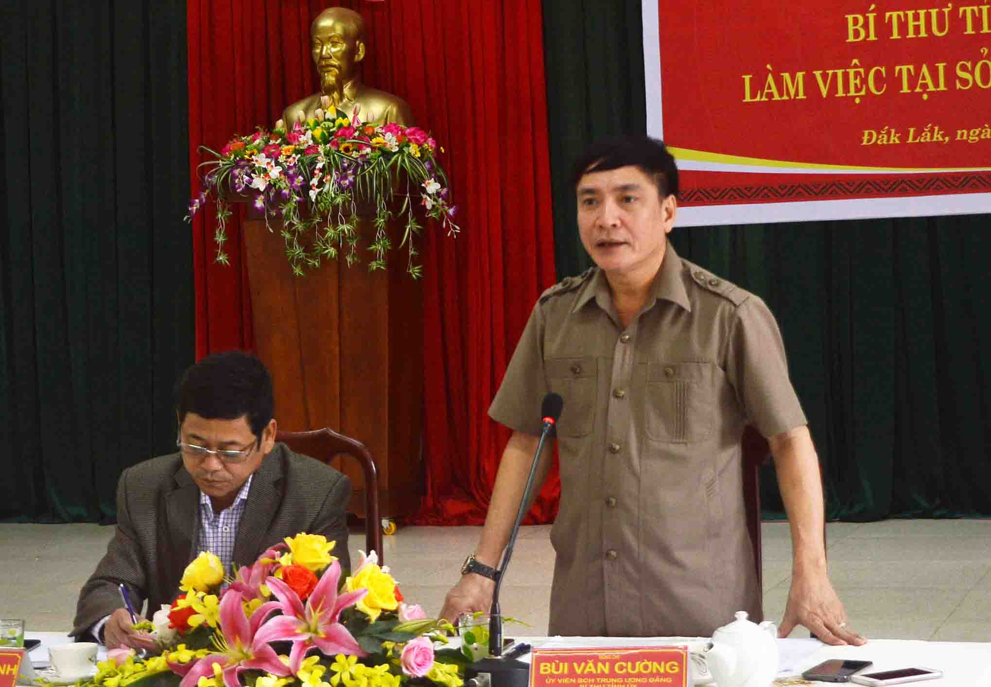 Bí thư Tỉnh ủy Bùi Văn Cường làm việc với Sở Nội vụ