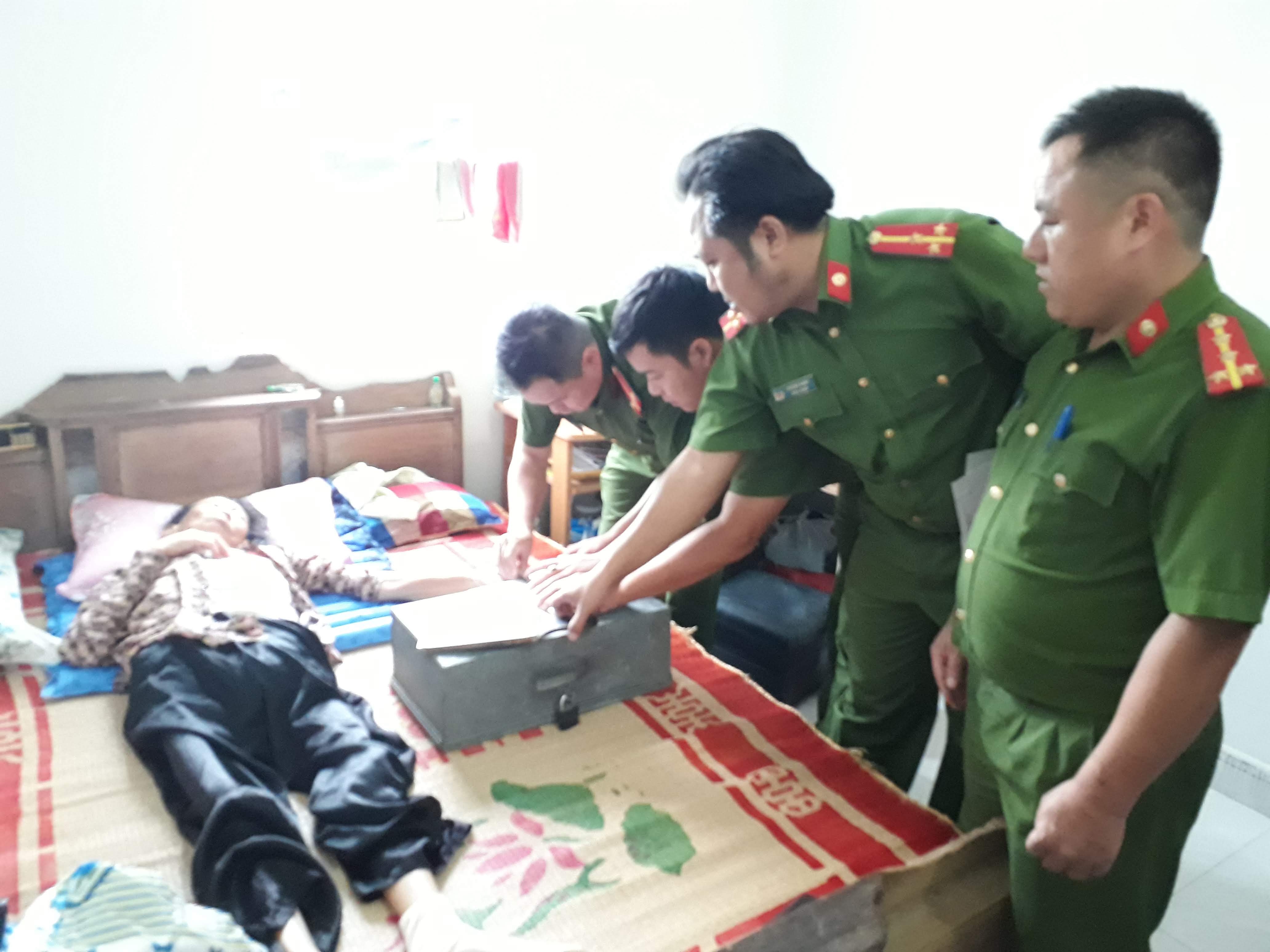 Công an huyện M’Đrắk làm chứng minh nhân dân tận nhà cho công dân mắc bệnh hiểm nghèo