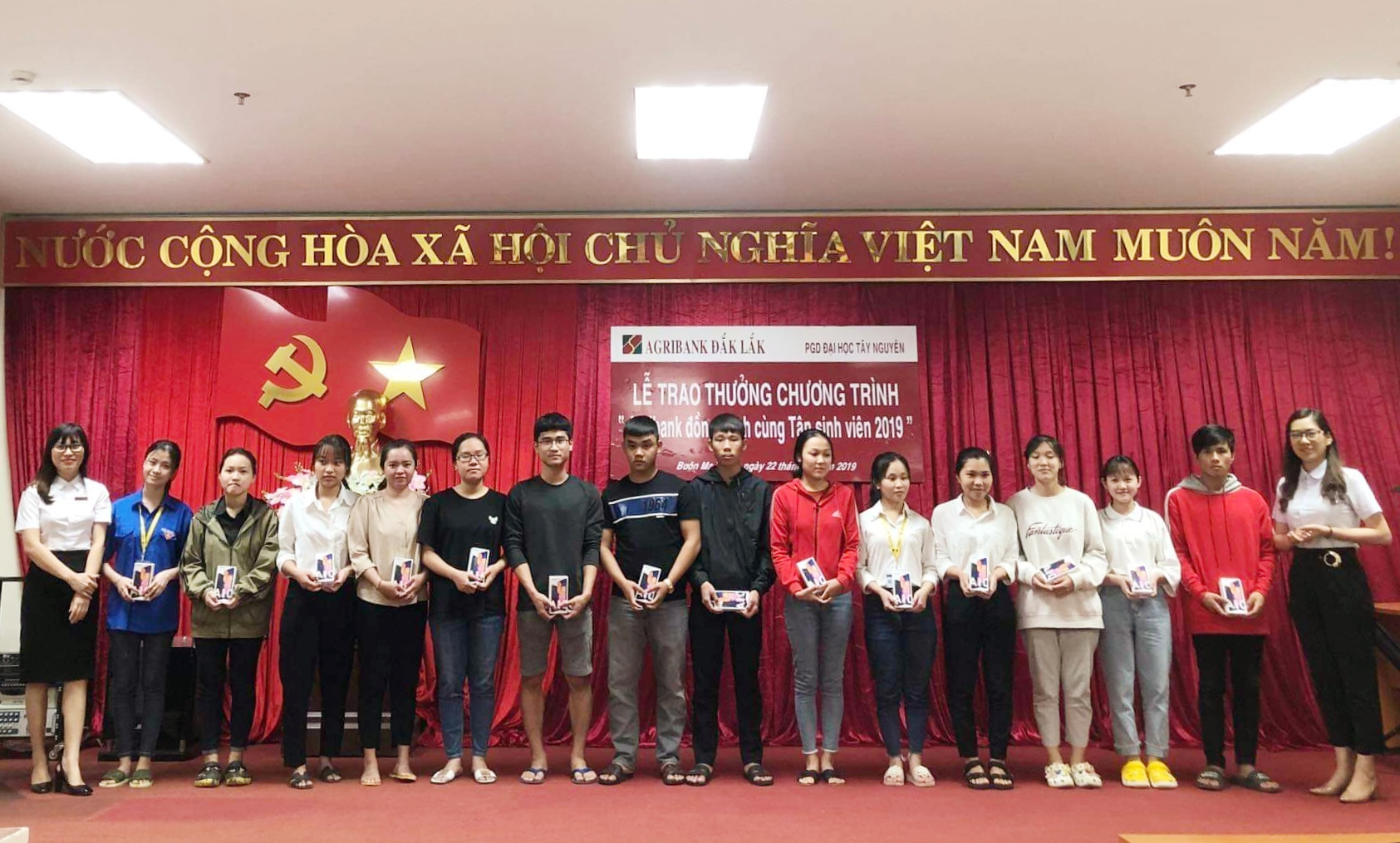 Agribank trao giải cho sinh viên trúng thưởng trong chương trình “Agribank đồng hành cùng tân sinh viên 2019”