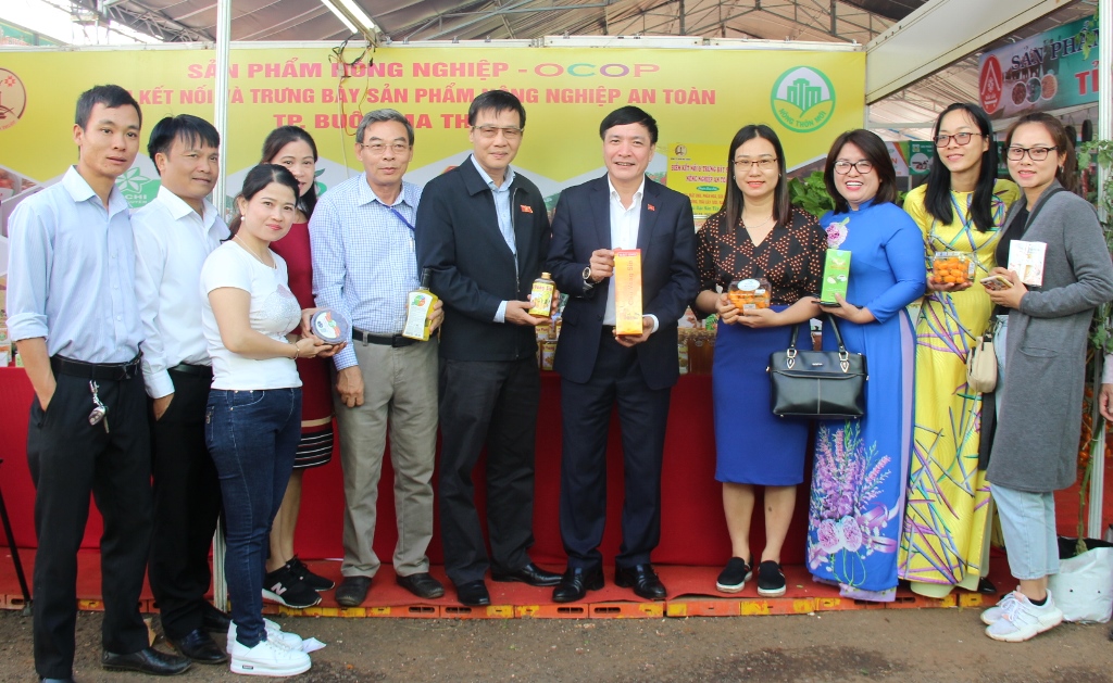 Bí thư Tỉnh ủy tham quan Hội chợ nông nghiệp và sản phẩm OCOP khu vực Tây Nguyên tại Đắk Lắk năm 2019