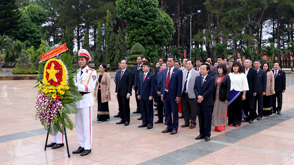 Đoàn đại biểu HĐND tỉnh viếng Nghĩa trang Liệt sỹ tỉnh trước giờ khai mạc Kỳ họp thứ Chín, HĐND tỉnh khóa IX