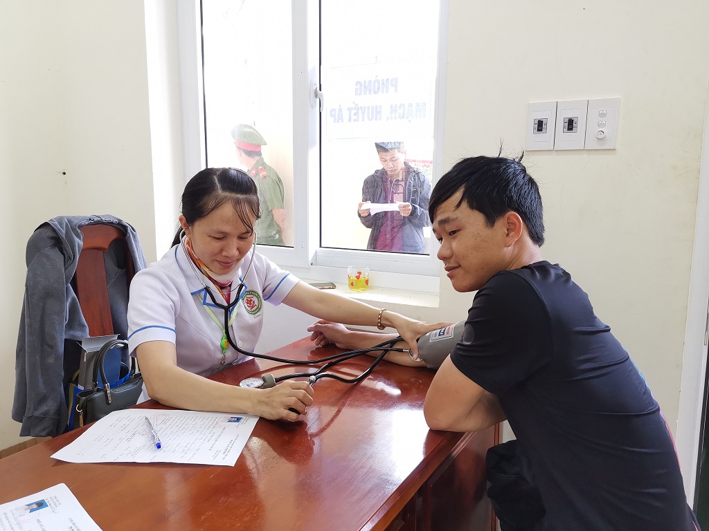 Huyện M’Drắk: 463 thanh niên tham gia khám tuyển nghĩa vụ quân sự và Công an nhân dân