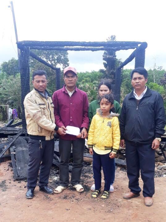 UBND xã Ea Trang, huyện M'Drắk hỗ trợ gia đình bị hỏa hoạn