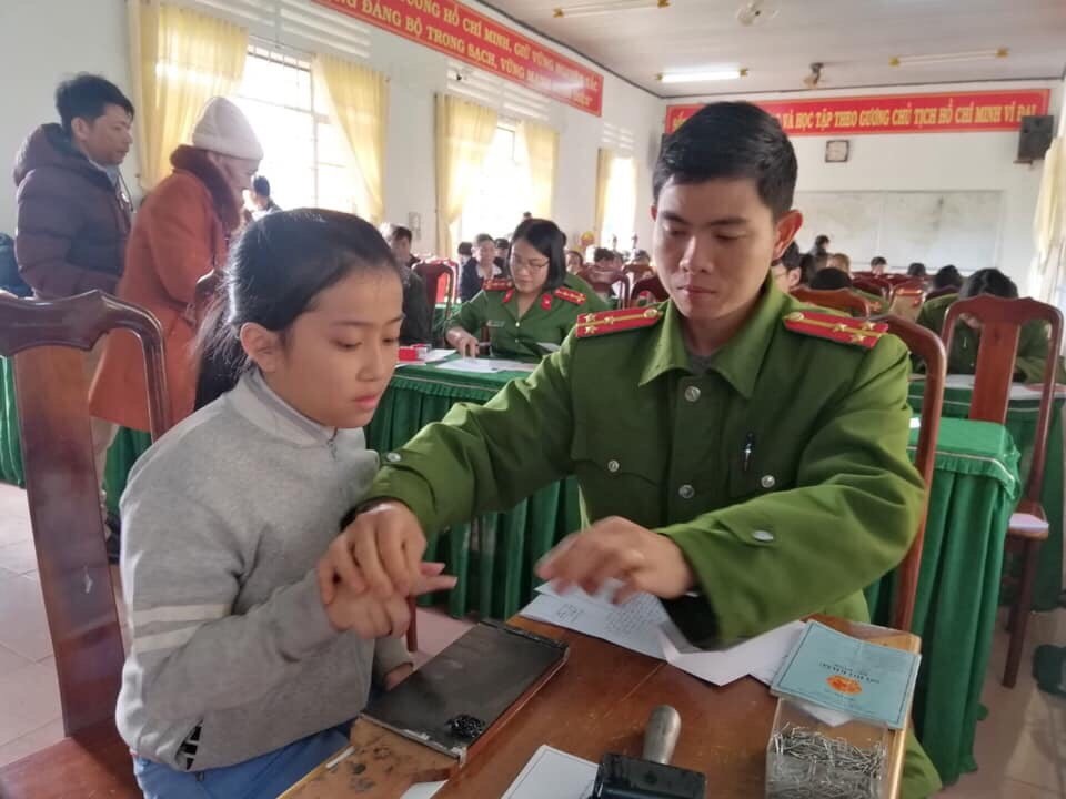 Công an huyện Krông Năng tổ chức cấp CMND lưu động cho người dân