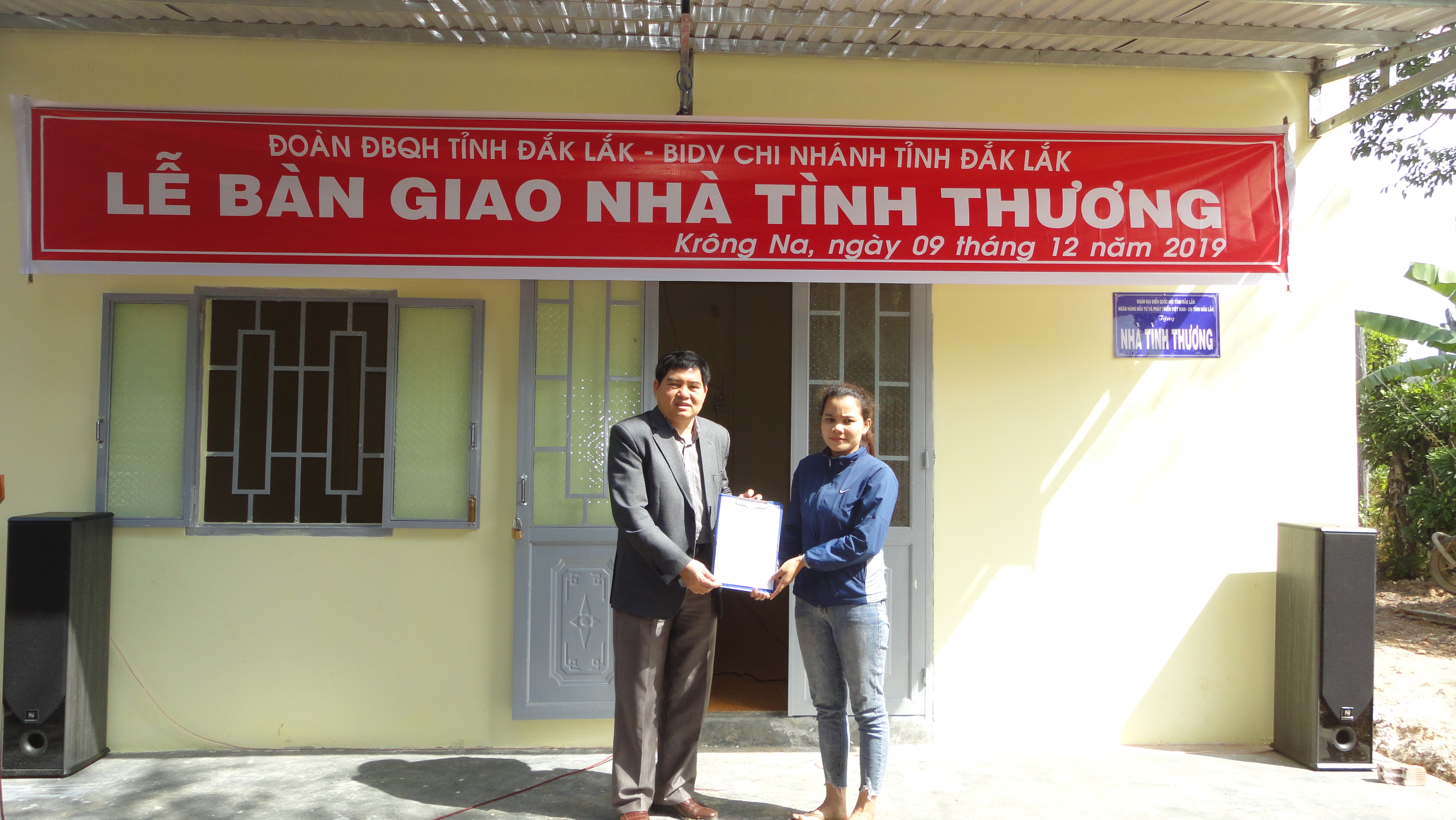 Đoàn đại biểu Quốc hội tỉnh trao nhà tình thương cho hộ nghèo huyện Buôn Đôn.